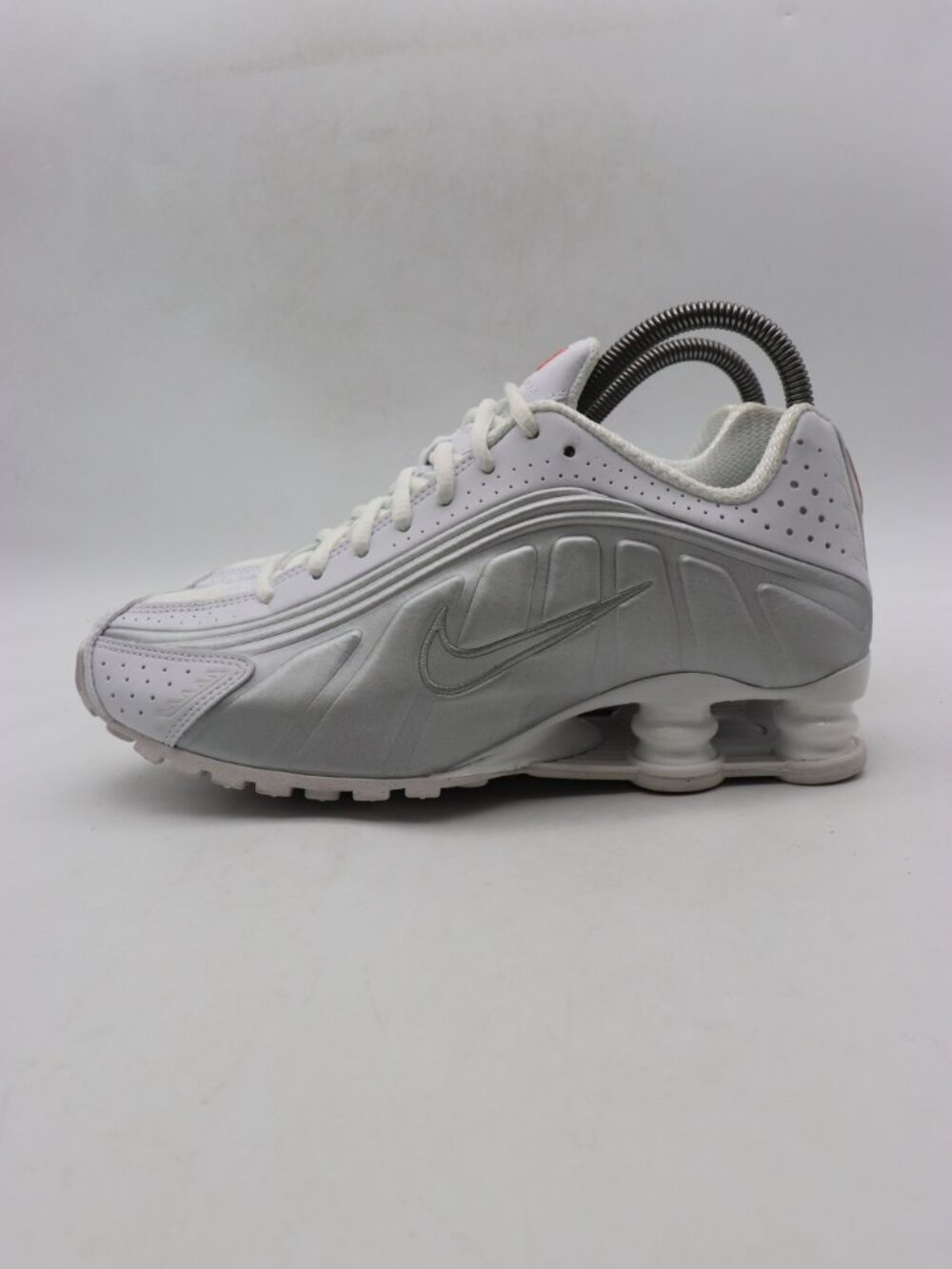 Nike Shox R4 Women’s Size 7.5 White/Metallic Silver Sneakers AR3565-101 - Picture 4 of 9